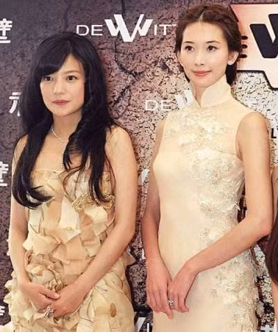Triệu Vy và Lâm Chí Linh Hai mỹ nhân của điện ảnh Hoa ngữ dính tin đồn bất hòa khi đóng chung trong bộ phim Xích Bích. Phim mới khởi quay được có vài ngày đã rộ lên tin đồn hai ngọc nữ ganh nhau đất diễn. Người ta bảo rằng, Lâm Chí Linh chẳng vừa lòng với vai diễn của mình bởi vì mang tiếng là vai nữ chính nhưng lại kém đất diễn hơn so với cô bạn họ Triệu. Và cô cho rằng vai diễn của Triệu Vy quan trọng hơn mình. Thế nhưng Triệu Vy thì lại bảo đâu phải thế và khăng khăng rằng điều này là không thể. Triệu Vy và Lâm Chí Linh Hai mỹ nhân của điện ảnh Hoa ngữ dính tin đồn bất hòa khi đóng chung trong bộ phim Xích Bích. Phim mới khởi quay được có vài ngày đã rộ lên tin đồn hai ngọc nữ ganh nhau đất diễn. Người ta bảo rằng, Lâm Chí Linh chẳng vừa lòng với vai diễn của mình bởi vì mang tiếng là vai nữ chính nhưng lại kém đất diễn hơn so với cô bạn họ Triệu. Và cô cho rằng vai diễn của Triệu Vy quan trọng hơn mình. Thế nhưng Triệu Vy thì lại bảo đâu phải thế và khăng khăng rằng điều này là không thể.
