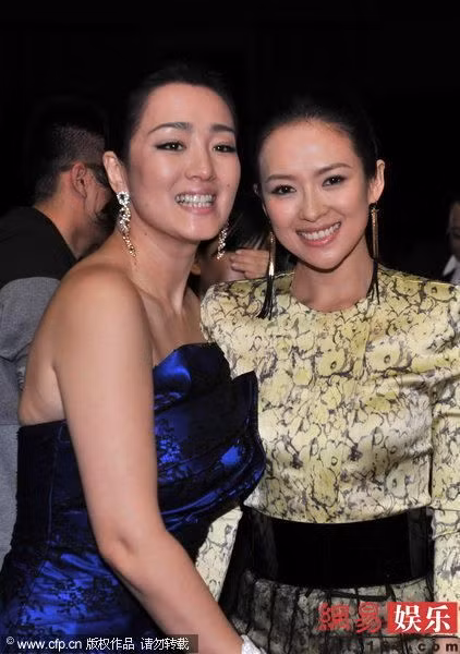 Chỉ sau khi đình đám nhờ Ngọa hổ tàng long và Củng Lợi đã già thật, Chương Tử Di mới thoát khỏi ám ảnh “Tiểu Củng Lợi”. Chỉ sau khi đình đám nhờ Ngọa hổ tàng long và Củng Lợi đã già thật, Chương Tử Di mới thoát khỏi ám ảnh “Tiểu Củng Lợi”.