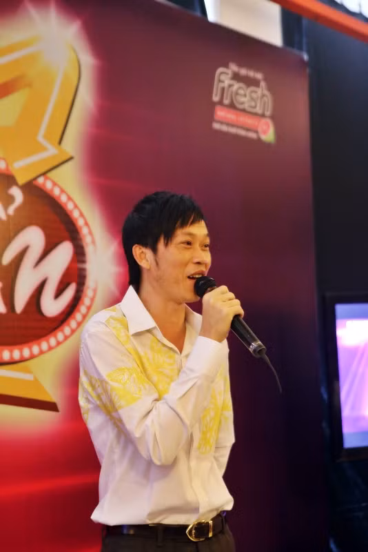 Hoài Linh xuất hiện với mái tóc đẹp mắt.