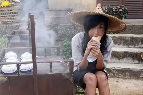 Một nữ cao thủ võ lâm ẩn dạt hay một cô bé 'hành khất' đây?