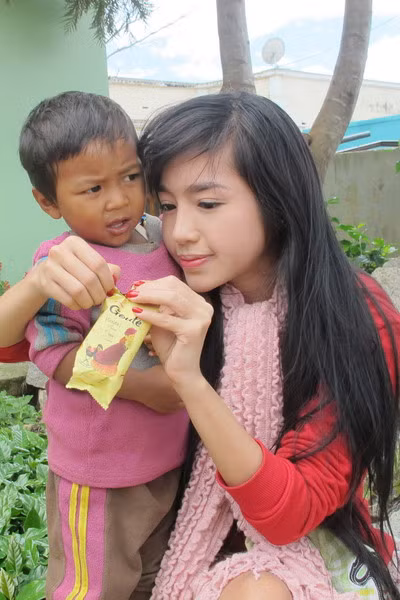 Cô ơi, đừng ôm chặt cháu quá thế, ngộp thở mất!