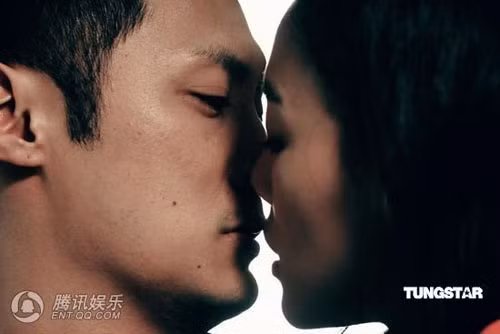 Tình Mê có đề tài nhạy cảm và bao gồm nhiều cảnh giường chiếu táo bạo. Phim đưa ra nhiều vấn đề gây tranh cãi về sự mê hoặc của ái tình cũng như những tham vọng của con người. Cũng chính vì vậy, bộ phim đã rất vất vả mới qua qua khâu kiểm duyệt khắt khe của Trung Quốc.