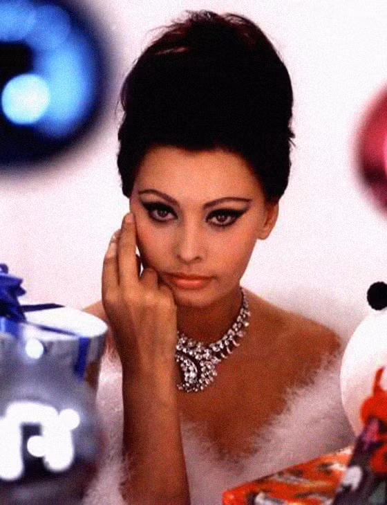 Sophia Loren sinh năm 1934, nổi tiếng với Houseboat (1958), El Cid (1961), Two Women (1962, cô giành giải Oscar nữ diễn viên xuất sắc nhất), Yesterday, Today and Tomorrow (1963), Marriage Italian-Style (1964), and A Special Day (1977). Cô giành 50 giải thưởng quốc tế, bao gồm giải Quả cầu vàng, Grammy, BAFTA, Laurel, giành giải Gấu vàng danh dự tại LHP Berlin năm 1994, xếp trong 100 ngôi sao vĩ đại của Viện phim Mỹ.