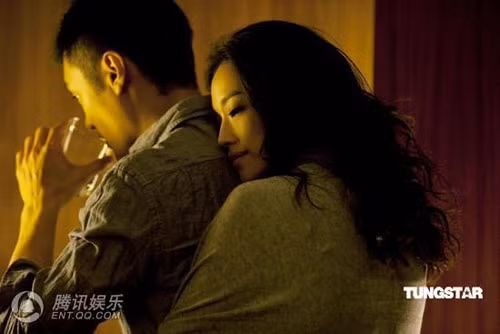 Với Tình Mê, Thư Kỳ và Dư Văn Lạc có kha khá cảnh ân ái ngọt ngào trên giường. Hai người diễn những cảnh thân mật này ngọt ngào đến nỗi không ít khán giả cũng như các nhân viên đoàn phim đặt ra nghi vấn Thư Kỳ và Dư Văn Lạc "phim giả tình thật".