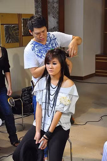 Mình chẳng thích kiểu tóc này tẹo nào, chẳng buồn nhìn vào gương nữa!!!