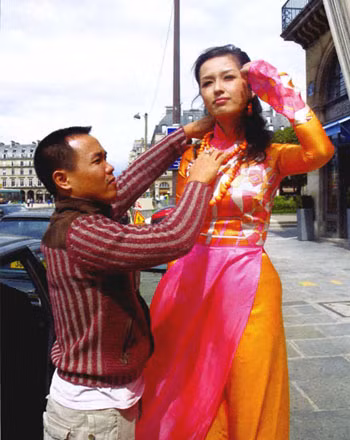 Anh sửa... áo nhanh dùm em, trời nắng nóng quá