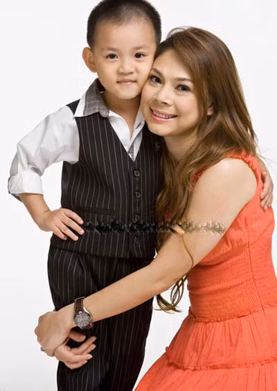Một điều rất dễ nhận ra là hai cậu con nuôi của Thanh Thảo đều có cái tên Minh Trí và đều gắn với scandal liên quan đến hai người đàn ông trong showbiz Việt là Bình Minh và Ngô Kiến Huy. Và bức ảnh với cậu bé Minh Trí thứ hai được công bố không lâu sau khi Thanh Thảo ra mắt album của mình. (Theo Eva) Một điều rất dễ nhận ra là hai cậu con nuôi của Thanh Thảo đều có cái tên Minh Trí và đều gắn với scandal liên quan đến hai người đàn ông trong showbiz Việt là Bình Minh và Ngô Kiến Huy. Và bức ảnh với cậu bé Minh Trí thứ hai được công bố không lâu sau khi Thanh Thảo ra mắt album của mình. (Theo Eva)
