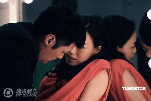 Một mình thể hiện hai vai và cả hai nhân vật đều có những phân cảnh tình cảm lãng mạn với nam chính Dư Văn Lạc nên Thư Kỳ phải rất vất vả thực hiện các cảnh tình cảm trong tác phẩm Tình Mê. Loạt ảnh mới của bộ phim phần nào cho thấy điều này.