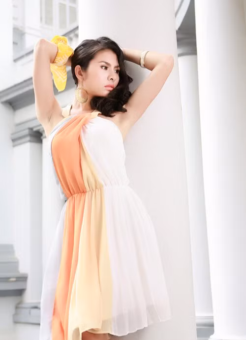 Anh họa sĩ vẽ chậm quá, đứng ngoài trời nắng thế này làm hỏng hết làn da châu Á của mình...