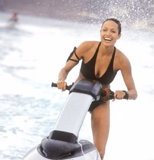 Angelina Jolie trong phim Tom Raider: Cradle of Life