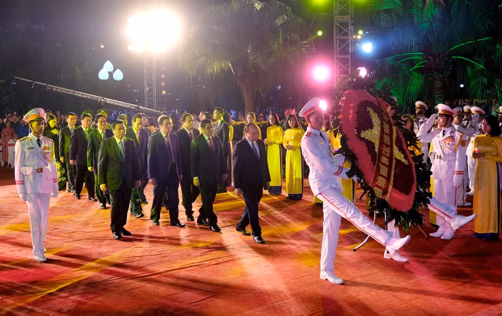 Thủ tướng và các đại biểu dâng hoa tại Nghĩa trang Liệt sĩ Sơn Tây. (Ảnh: VGP) Thủ tướng và các đại biểu dâng hoa tại Nghĩa trang Liệt sĩ Sơn Tây. (Ảnh: VGP)