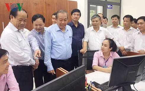 Phó Thủ tướng Trương Hòa Bình thị sát thực tế công tác cải cách hành chính tại tỉnh Quảng Nam. (Ảnh: VOV) Phó Thủ tướng Trương Hòa Bình thị sát thực tế công tác cải cách hành chính tại tỉnh Quảng Nam. (Ảnh: VOV)