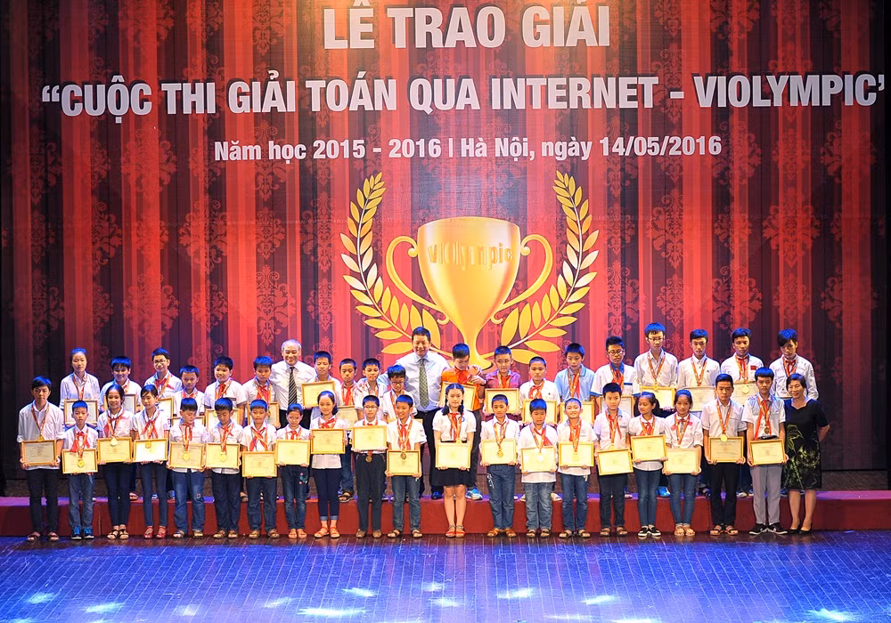 Thứ trưởng Nguyễn Vinh Hiển, Chủ tịch Tập đoàn FPT Trương Gia Bình trao giải cho các thí sinh. Thứ trưởng Nguyễn Vinh Hiển, Chủ tịch Tập đoàn FPT Trương Gia Bình trao giải cho các thí sinh.