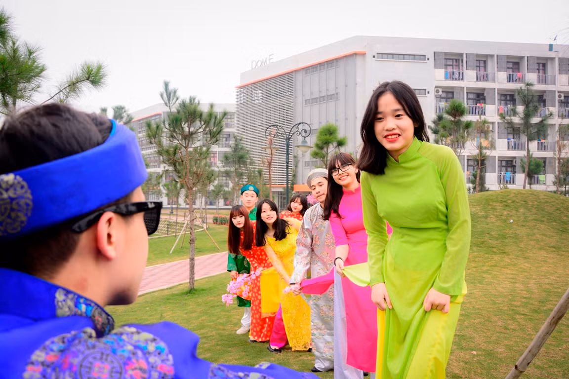 Một trò chơi tập thể đầy tiếng cười và đòi hỏi người chơi phải chạy hết công sức, có tinh thần tập thể cao. Luật chơi là sẽ có 1 người đứng ra làm thầy thuốc hay chủ nhà. Những người còn lại sắp hàng dài, người đứng sau sẽ nắm lấy vạt áo hay ôm eo người đứng trước.