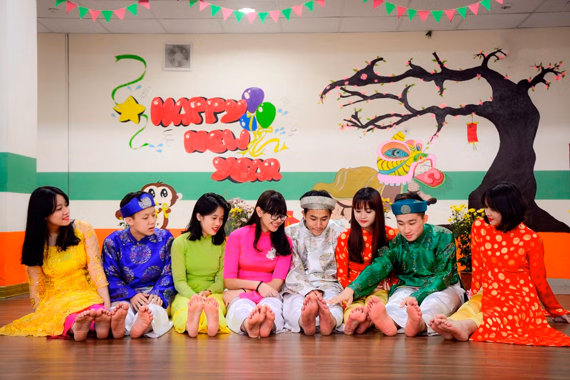 “Nu na nu nống đánh trống phát cờ, mở cuộc thi đua, chân ai sạch sẽ, gót đỏ hồng hào, không bẩn tí nào, được vào đánh trống” Có lẽ là bài đồng dao quen thuộc đối với mỗi người. Bên mâm cỗ Tết sum vầy, hướng dẫn các em nhỏ chơi trò này, bạn sẽ nhận được niềm vui nhân đôi.