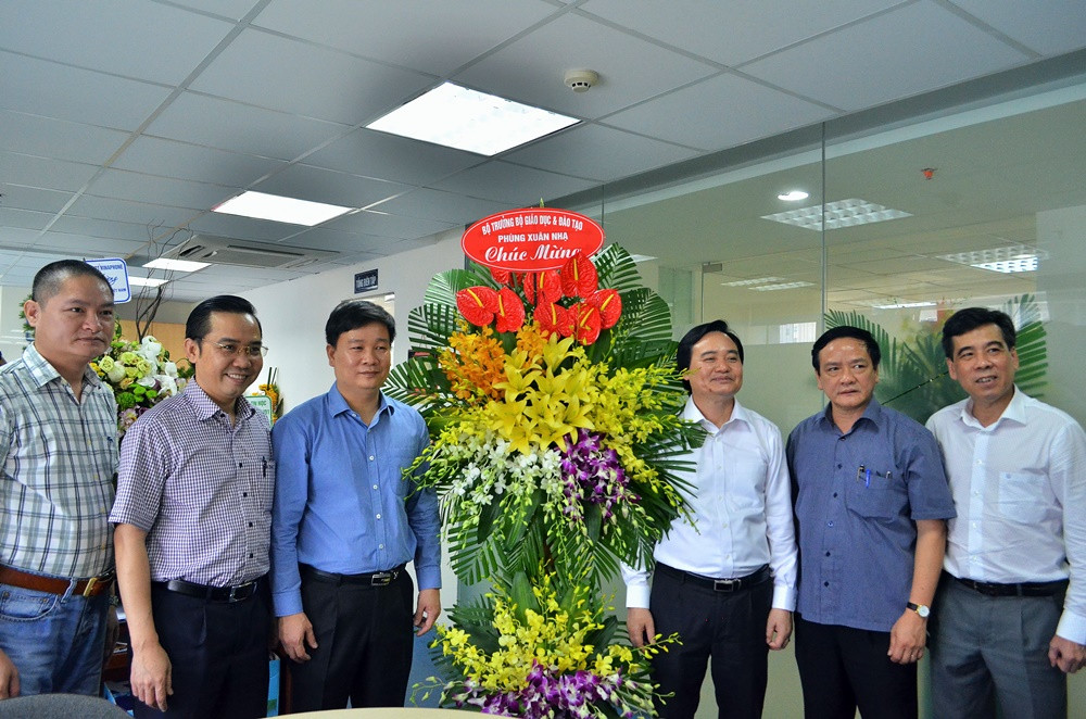 Bộ trưởng Phùng Xuân Nhạ cùng đoàn cán bộ của Bộ GD&amp;ĐT chụp ảnh kỷ niệm với Ban biên tập Báo điện tử GDVN