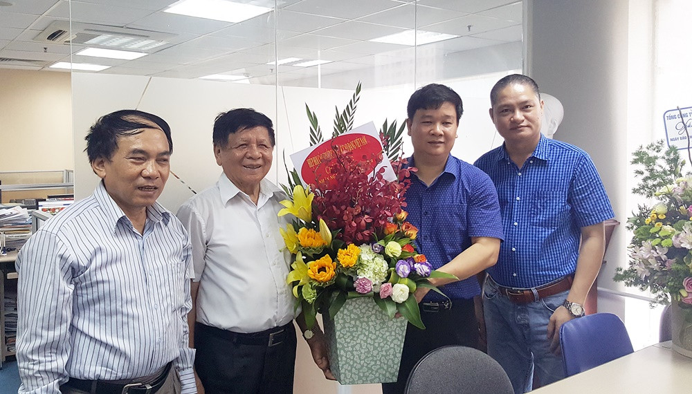 Phó Giáo sư Trần Xuân Nhĩ (thứ 2 từ trái qua), Tiến sĩ Văn Đình Ưng (ngoài cùng bên trái) thay mặt Hiệp hội Đại học và Cao đẳng Việt Nam tới thăm và chúc mừng Báo.