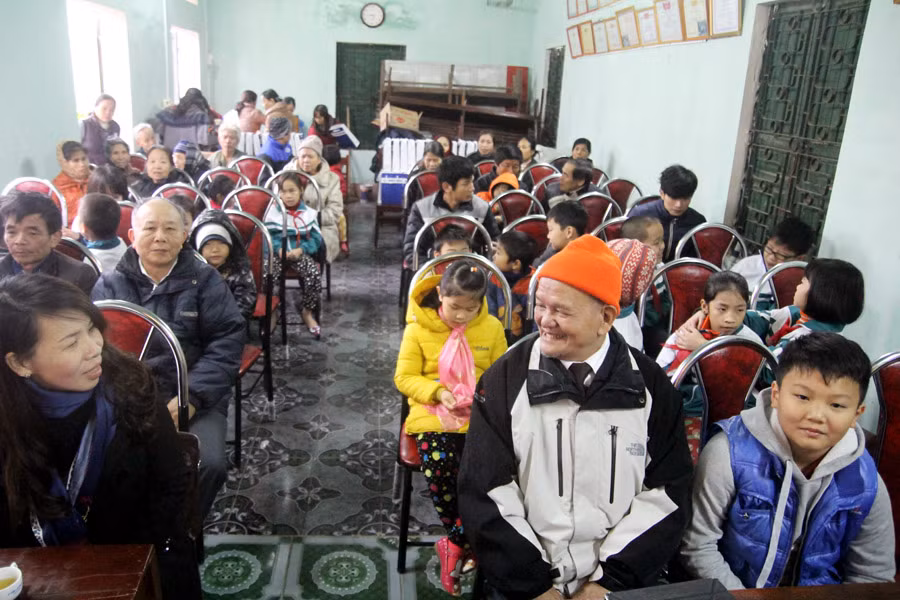 Đông đảo người dân, trong đó có cả những người không thuộc diện được nhận quà cũng đến dự, chia vui với các gia đình được nhận quà.