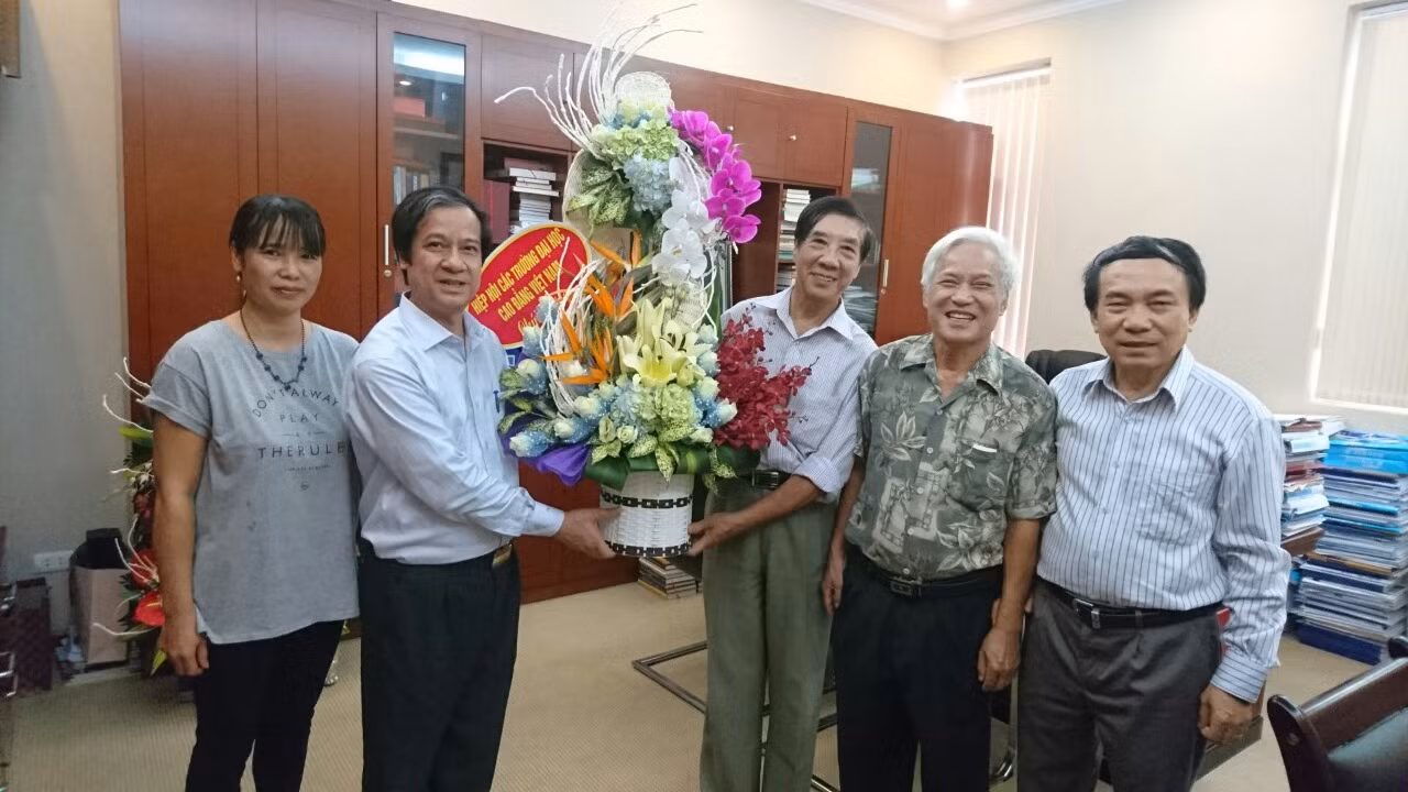 Hiệp hội các trường Đại học, Cao đẳng Việt Nam có lãng hoa chúc mừng tân Giám đốc Đại học Quốc gia Hà Nội Nguyễn Kim Sơn. Hiệp hội các trường Đại học, Cao đẳng Việt Nam có lãng hoa chúc mừng tân Giám đốc Đại học Quốc gia Hà Nội Nguyễn Kim Sơn.