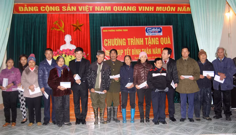 Trao quà cho những hoàn cành gia đình khó khăn tại phường Trường Thịnh.