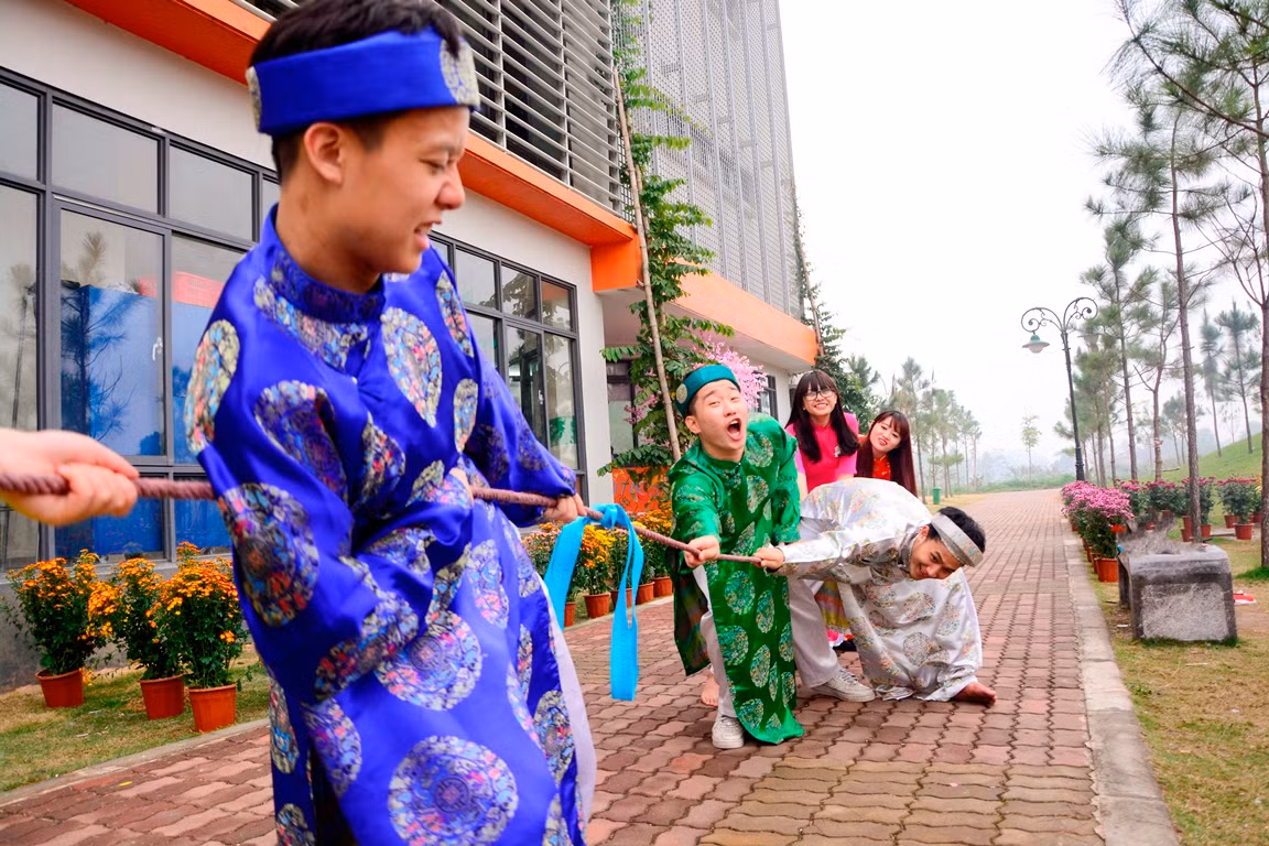 Kéo co được biết đến như trò chơi dân gian truyền thống, môn thể thao mang tính đồng đội, thường có mặt trong lễ hội, sự kiện sinh hoạt cộng đồng lôi kéo nhiều người tham gia. Trò chơi này được nhóm tái hiện bằng hình ảnh đáng yêu của các cô cậu học trò.
