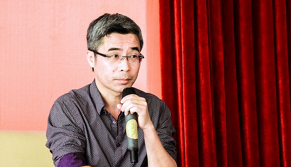 TS. Đặng Hoàng Giang trò chuyện với sinh viên.