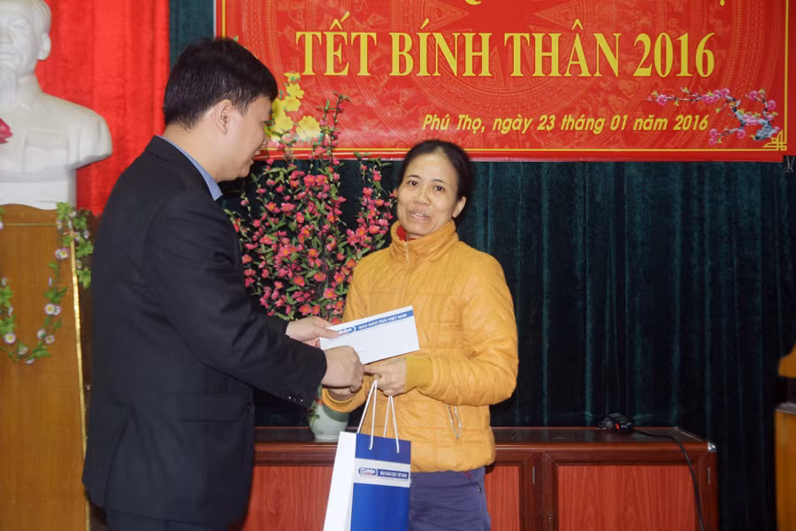 Trao quà và động viên một cô giáo có hoàn cảnh gia đình khó khăn.