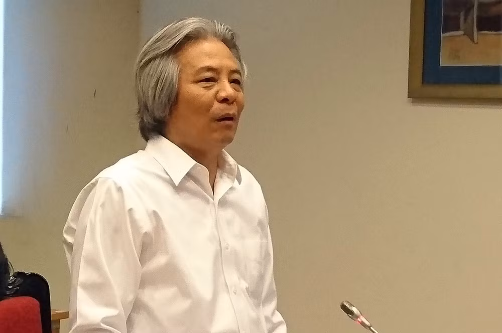 Giám đốc Học viện Khoa học Xã hội, GS. Võ Khánh Vinh trả lời báo chí trong cuộc hợp báo gần đây. Ảnh Xuân Trung