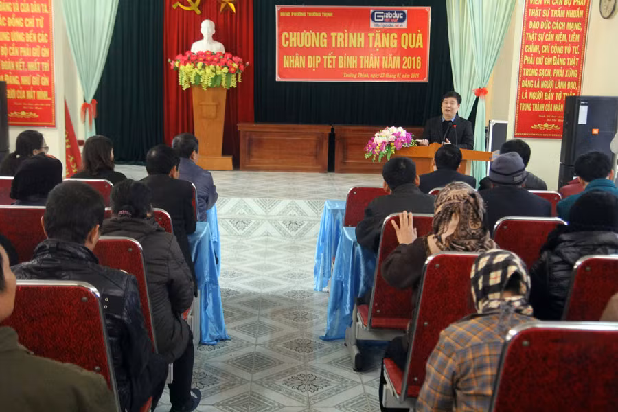 Quang cảnh buổi lễ trao quà.
