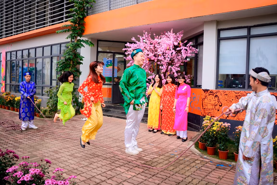 Nhảy dây là một trò chơi vận động đòi hỏi sự khỏe mạnh và khéo léo giữa từng người chơi và đồng đội.