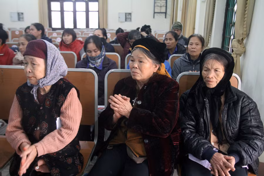 Người dân trong lúc chờ nhận quà tại UBND xã Hà Thạch.