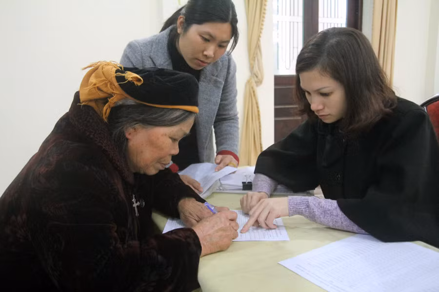 Ký nhận quà.