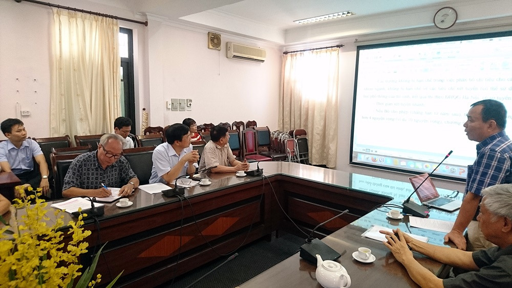 Hiệu trưởng Đại học Thăng Long trình bày về phần mềm. Hiệu trưởng Đại học Thăng Long trình bày về phần mềm.