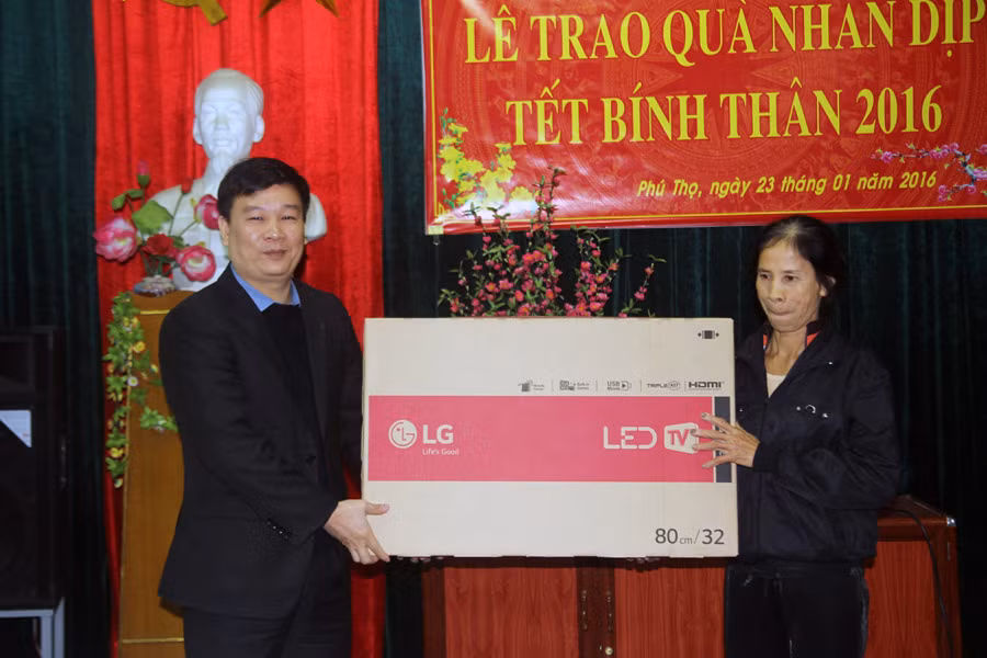Ông Nguyễn Tiến Bình trao tặng chiếc tivi cho Nhà văn hóa khu 3, phường Trường Thịnh.