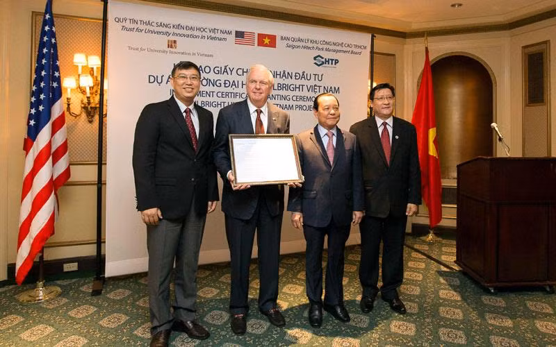 Buổi trao giấy phép hoạt động cho trường.