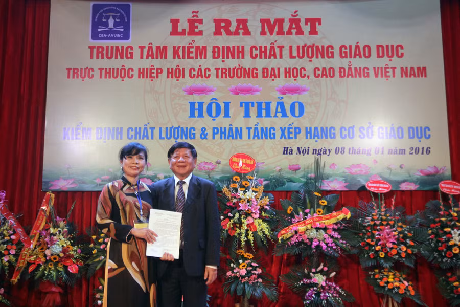 Bà Nguyễn Phương Nga nhận quyết định bổ nhiệm làm Giám đốc Trung tâm Kiểm định. Ảnh Xuân Trung