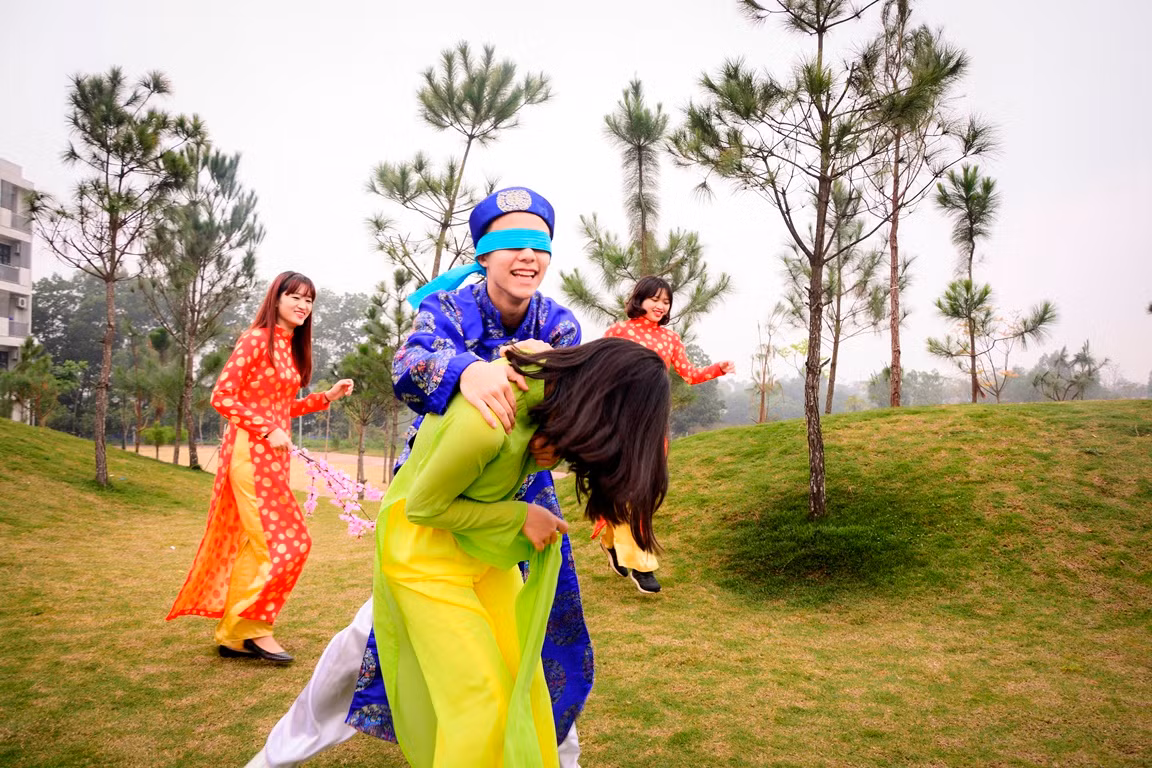 Nếu đoán đúng tên thì người bị bắt sẽ phải ra thay thế, còn nếu đoán sai thì người đang bịt mắt vẫn phải tiếp tục đi "bắt dê".