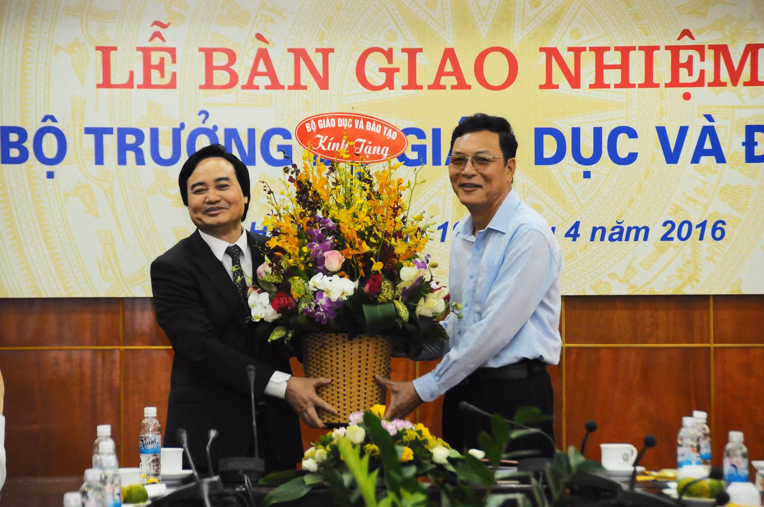Bộ trưởng Phùng Xuân Nhạ tặng Nguyên Bộ trưởng Phạm Vũ Luận bó hoa tươi thắm. Bộ trưởng Phùng Xuân Nhạ tặng Nguyên Bộ trưởng Phạm Vũ Luận bó hoa tươi thắm.