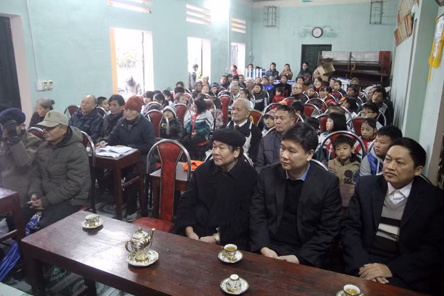 Buổi trao quà nhận được sự quan tâm từ người dân và chính quyền.