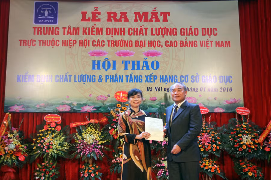 Thứ trưởng Hiển trao Quyết định hoạt động cho bà Nguyễn Phương Nga. Ảnh Xuân Trung