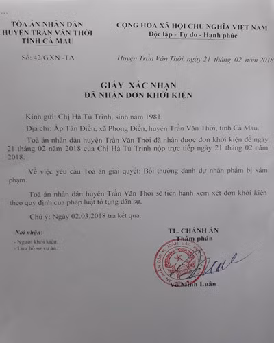 Giấy xác nhận đã nhận đơn khởi kiện của cô Trinh từ Tòa án huyện (ảnh: P.L) Giấy xác nhận đã nhận đơn khởi kiện của cô Trinh từ Tòa án huyện (ảnh: P.L)