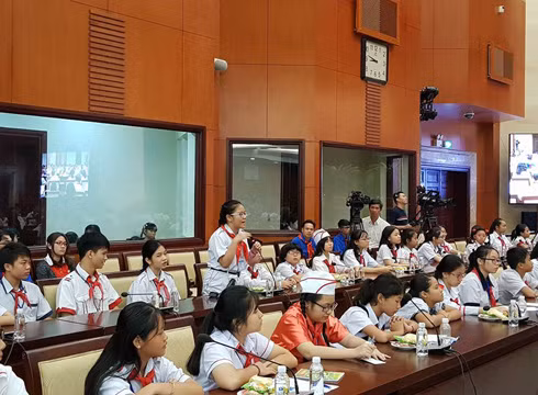 Thiếu nhi tiêu biểu phát biểu tại buổi gặp gỡ với lãnh đạo thành phố dịp đầu năm (ảnh: P.L) Thiếu nhi tiêu biểu phát biểu tại buổi gặp gỡ với lãnh đạo thành phố dịp đầu năm (ảnh: P.L)
