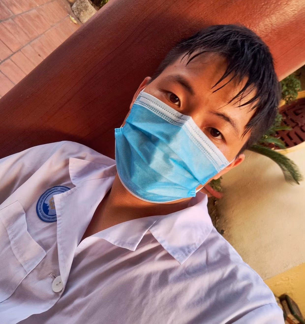 Dương Quang Hà, sinh viên lớp cử nhân xét nghiệm khóa 1, Trường Đại học Y dược Thái Nguyên trong lúc tranh thủ nghỉ ngơi. (Ảnh: NVCC)