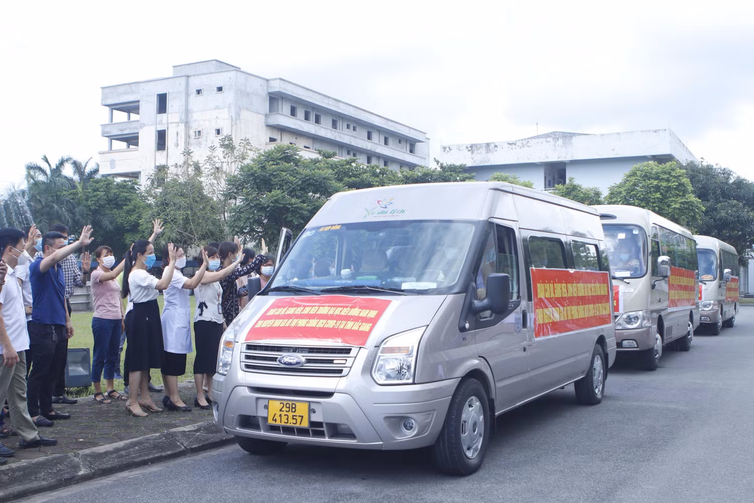 Nhà trường và người thân tiễn đoàn tình nguyện lên đường làm nhiệm vụ. (Ảnh: Nhà trường cung cấp)