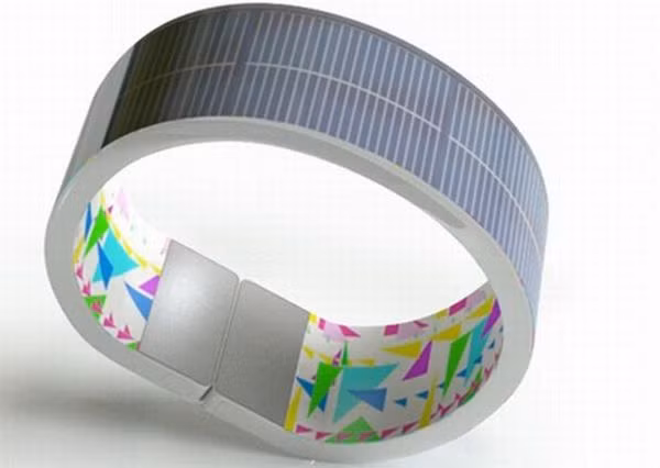 3. Mẫu smartphone Flexible của Auki Flexible của Auki là một trong những chiếc điện thoại thông minh khó tưởng tượng nhất trong danh sách này. Chiếc smartphone này được thiết kế như một chiếc đồng hồ đeo tay linh hoạt và tiện lợi. Đặc biêt, Flexible được gắn các tấm pin mặt trời trên màn hình giúp chuyển đổi nhiệt năng thành điện năng ở chế độ chờ khi không sử dụng và năng lượng sẽ được dự trữ trong pin cho những lần sử dụng sau. 3. Mẫu smartphone Flexible của Auki Flexible của Auki là một trong những chiếc điện thoại thông minh khó tưởng tượng nhất trong danh sách này. Chiếc smartphone này được thiết kế như một chiếc đồng hồ đeo tay linh hoạt và tiện lợi. Đặc biêt, Flexible được gắn các tấm pin mặt trời trên màn hình giúp chuyển đổi nhiệt năng thành điện năng ở chế độ chờ khi không sử dụng và năng lượng sẽ được dự trữ trong pin cho những lần sử dụng sau.