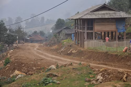 Nhiều người dân truyền tai nhau câu chuyện, những đêm trời mưa phùn, người dân ở đây còn nghe những tiếng rên rỉ, kêu la rợn người phát ra từ những ngọn núi nơi có những cổ mộ. Tất cả những điều đó đã khiến cổ mộ trở thành một chốn kiêng kị của người dân bản Pưa Lai này. Ảnh: Bản Pưa Lai.