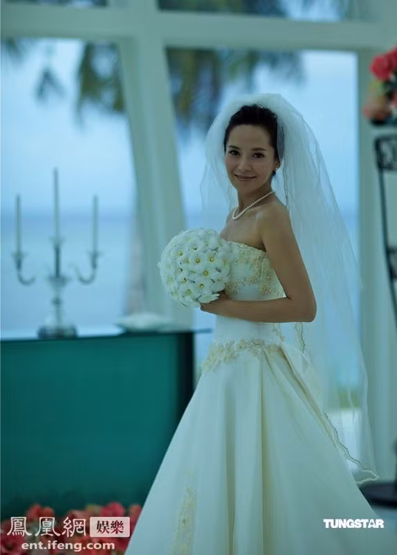 Ngày 1/10, Hoa hậu Hồng Kông 1999, nữ diễn viên xinh đẹp trong các phim Trường Bình công chúa, Lạc Thần... là Quách Thiện Ni đã âm thầm lên xe hoa