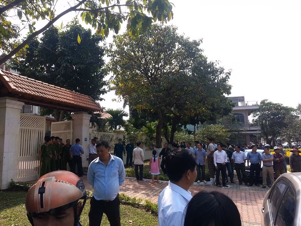 Người dân tập trung tại nhà ông Thanh để đón ông về ( Ảnh: Thuỳ Linh)