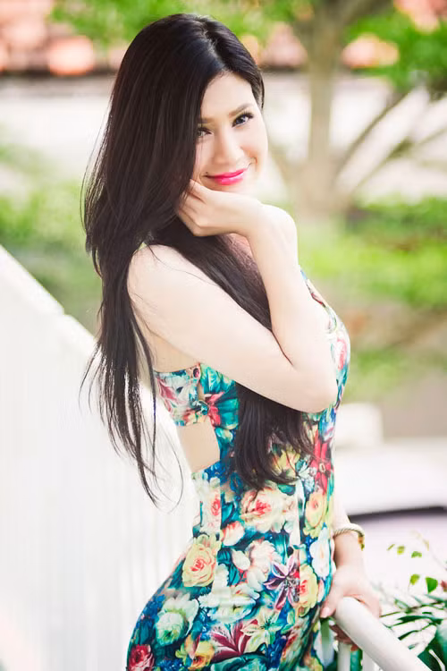 Đinh Phương Ánh được mệnh danh là "bom sex" của showbiz Việt.