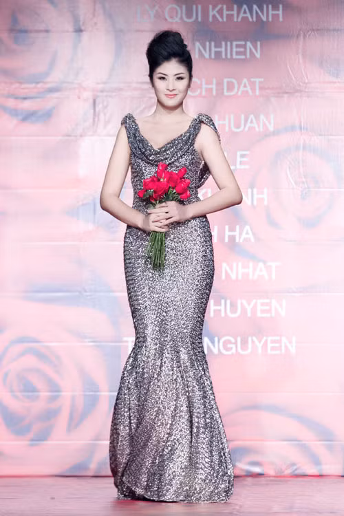 Ngày 6/3 vừa qua, tại TP. HCM đã diễn ra chương trình thời trang ấn tượng dành tặng phái đẹp nhân ngày 8/3 sắp tới. Đây đồng thời cũng là chương trình ra mắt BST mới nhất cho mùa xuân hè 2013.